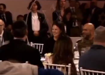 Mitten im Genozid: Der extremistische Propagandist der israelischen Armee, Arye Sharuz Shalicar lässt sich mit Außenministerin Baerbock ablichten