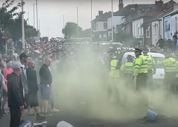 England: Rassistische Mobs attackieren Muslime nach Verbreitung von Fake News