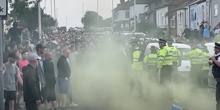 England: Rassistische Mobs attackieren Muslime nach Verbreitung von Fake News