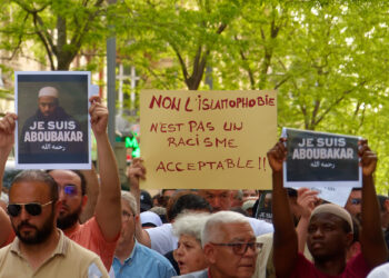Frankreich: Islamfeindlicher Terrorist ermordet in Moschee Muslim mit 50 Messerstichen