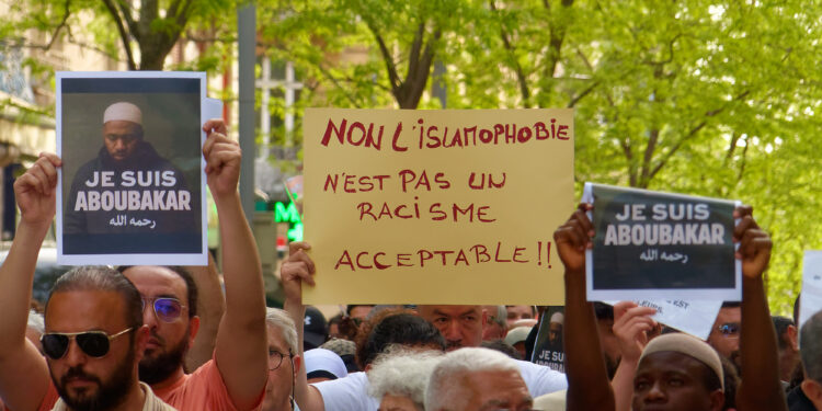 Frankreich: Islamfeindlicher Terrorist ermordet in Moschee Muslim mit 50 Messerstichen