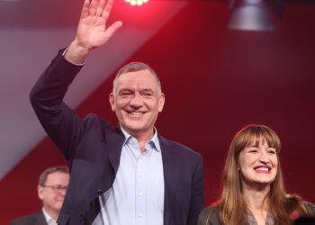 Genug gefeiert, Linke, Zeit für Solidarität - Die Linke zieht mit 8% in Bundestag ein