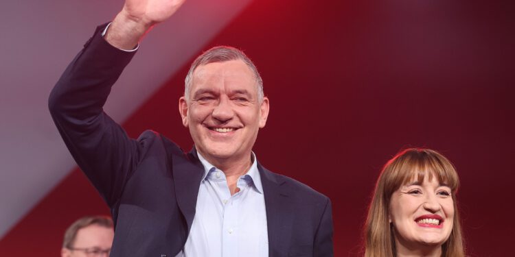 Genug gefeiert, Linke, Zeit für Solidarität - Die Linke zieht mit 8% in Bundestag ein