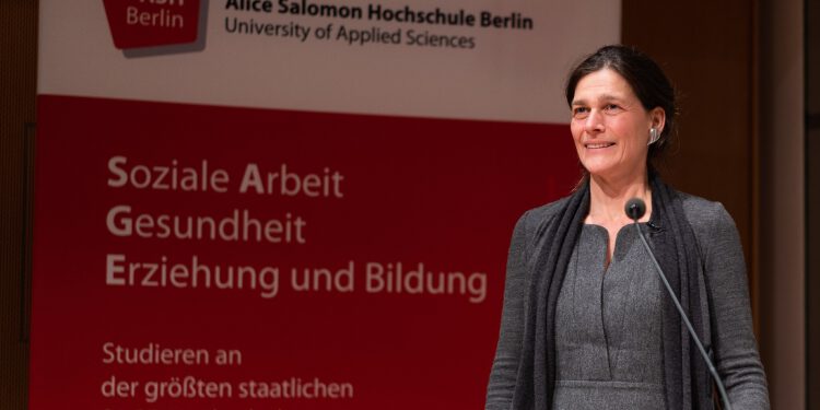 Weil sie Anti-Genozid Protestierende vor Polizei schützte: Mitarbeitende der Alice-Salomon-Hochschule in Berlin stellen sich hinter Hochschul-Präsidentin