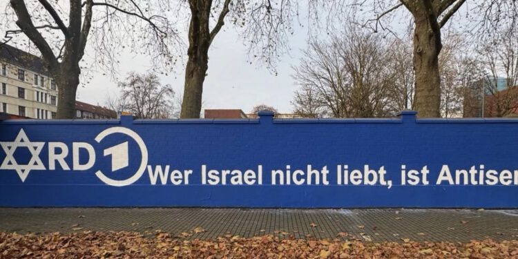 "Wer Israel nicht liebt, ist Antisemit" - Protest-Graffiti gegen Berichterstattung von ARD und Tagesschau