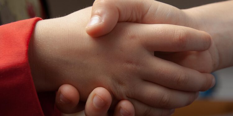 Jede ernst gemeinte Begrüßung ist auf ihre eigene Art respektvoll. Und ein Handschlag macht noch keine Kultur aus