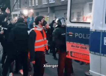 Als die Kamera filmt, versuchen sie, die Dokumentation zu stoppen: Polizei Berlin misshandelt festgenommenen Demonstranten