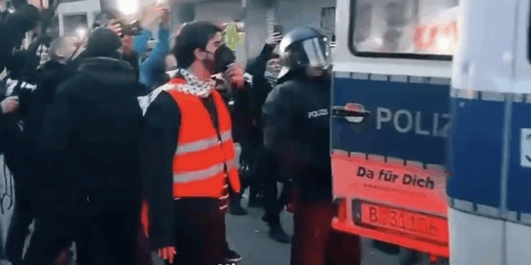 Als die Kamera filmt, versuchen sie, die Dokumentation zu stoppen: Polizei Berlin misshandelt festgenommenen Demonstranten