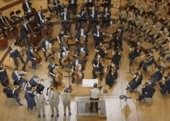 Das Israel Philharmonic Orchestra von Lahav Shani gemeinsam mit der israelischen Armee im Mai 2024; YouTube