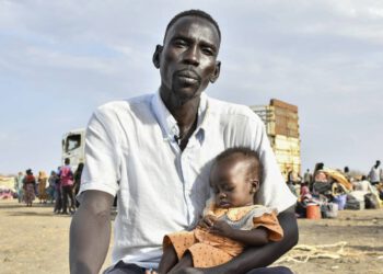 Ein Mann und ein Kind im Sudan auf der Flucht vor dem Bürgerkrieg. Symbolbild: REUTERS/Jok Solomun
