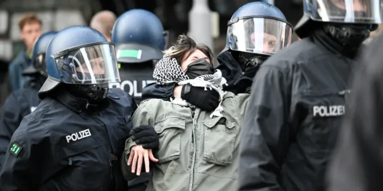 CIVICUS stuft den Status der Freiheit der Zivilgesellschaft auf "blockiert" ein. Vor allem wegen Deutschlands Unterdrückung von Kritik an Israel. Foto: Soeren Stache/picture alliance via Getty Images