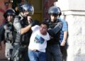 Exklusiv: Deutsche Polizeipräsenten und Polizeipräsidentinnen ließen sich nach Israel einladen und israelische Waffen präsentieren. (Foto: Symbolbild, israelische Polizisten verschleppen gewaltsam ein palästinensisches Kind im illegal besetzten Westjordanland)