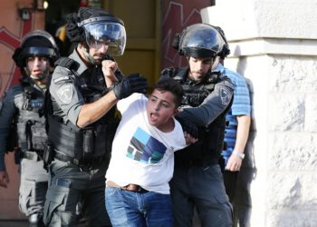 Exklusiv: Deutsche Polizeipräsenten und Polizeipräsidentinnen ließen sich nach Israel einladen und israelische Waffen präsentieren. (Foto: Symbolbild, israelische Polizisten verschleppen gewaltsam ein palästinensisches Kind im illegal besetzten Westjordanland)