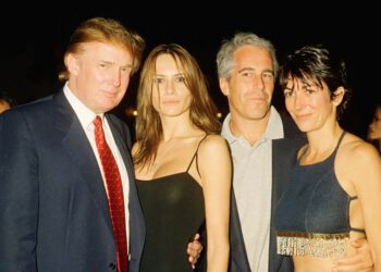 Jeffrey Epstein, Donald Trump und Ghislaine Maxwell posieren auf einem Foto. Recherchen zeigen: Epsteins Prostitutionsring und Erpressungsbusiness könnte im Dienste Israels erfolgt sein.