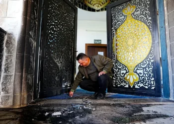 In der Nacht auf Montag haben israelische Siedler einen Brandanschlag auf die Abu Bakr al Siddiq Moschee im Dorf Tell südwestlich von Nablus im laut IGH und UN völkerrechtswidrig von Israel besetzten Westjordanland verübt. Der Eingang und die Fassade wurden beschädigt. An den Wänden hinterließen die Täter Hassparolen. (Bild: AA)