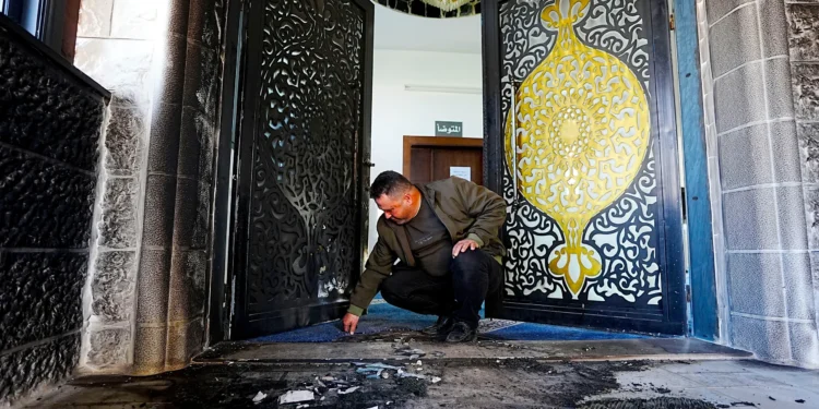 In der Nacht auf Montag haben israelische Siedler einen Brandanschlag auf die Abu Bakr al Siddiq Moschee im Dorf Tell südwestlich von Nablus im laut IGH und UN völkerrechtswidrig von Israel besetzten Westjordanland verübt. Der Eingang und die Fassade wurden beschädigt. An den Wänden hinterließen die Täter Hassparolen. (Bild: AA)