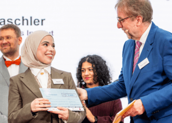 Deutscher Lehrkräftepreis: Berliner Lehrerin Fatma Kan ausgezeichnet. Foto: IMAGO / Mike Schmidt