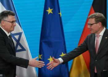 Deutschlands Außenminister Johann Wadephul trifft distanzlos Israels Außenminister Gideon Saar. (Foto: AFP)