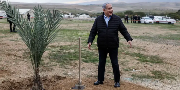 Israels vom Internationalen Strafgerichtshof gesuchter Premierminister Netanyahu pflanzt einen Baum. Israel versucht, die Natur Palästinas zu verändern. Aber die Bäume sterben. (Foto: AFP)