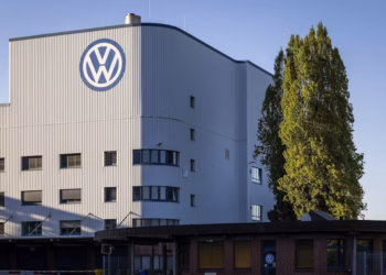 Als VW das letzte mal Waffen produzierte, war es für Nazideutschland. Nun sollte in Osnabrück die Produktion von Teilen israelischer Waffen folgen. Selbst die Bundesregierung setzte sich dafür ein. Aber dazu kommt es wohl nicht. Wegen Katar. (Foto: IMAGO)