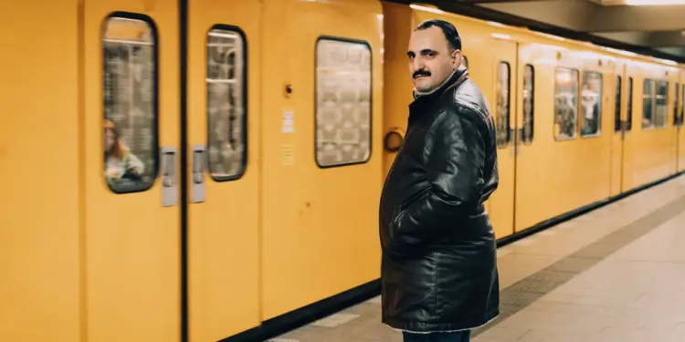 Er hat den angeblichen „Mordanschlag in Palästinensertuch” gegen sich nur erfunden: Polizei beantragt Strafbefehl gegen den pro-israelischen Lehrer Al-Mashhadani. (Bild: Screenshot SZ https://www.sueddeutsche.de/projekte/artikel/politik/al-mashhadani-berlin-deutsch-arabische-schule-neukoelln-e946624/?reduced=true