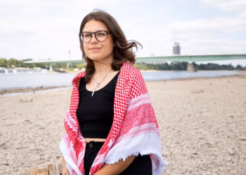 Die deutsche Journalistin und Aktivistin Anna Liedtke sagt, israelische Wärterinnen hätten sie im Gefängnis Givon bei einer erzwungenen Nacktdurchsuchung vergewaltigt. Jetzt hat sie Anzeige erstattet. „Wenn wir schweigen, tun sie es der Nächsten an." Von der Bundesregierung kam bisher vor allem eins: Schweigen. (Foto: The Guardian)