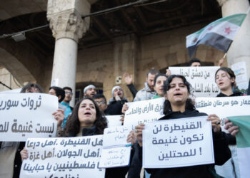 DAMASKUS, SYRIEN – 17. JANUAR: Am 17. Januar 2025 versammeln sich Menschen in Damaskus, Syrien, um gegen israelische Angriffe auf die Regionen Quneitra und Daraa in Syrien zu protestieren. (Foto: Hasan Belal/Anadolu via Getty Images)