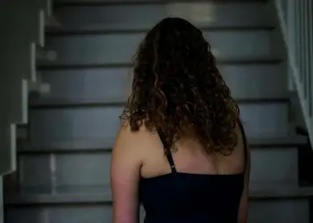 Eine ehemalige israelische Soldatin erzählt, wie Israels Staat und Armee Zivilisten als Terroristen darstellen, um ihre Ermordung zu erleichtern. „Aber das ist eine Lüge”, sagt Yael gegenüber der israelischen Zeitung Haaretz. Itidal berichtet über die Geständnisse. (Bild: Haaretz)