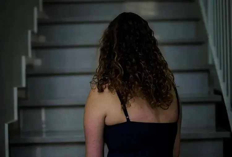 Eine ehemalige israelische Soldatin erzählt, wie Israels Staat und Armee Zivilisten als Terroristen darstellen, um ihre Ermordung zu erleichtern. „Aber das ist eine Lüge”, sagt Yael gegenüber der israelischen Zeitung Haaretz. Itidal berichtet über die Geständnisse. (Bild: Haaretz)