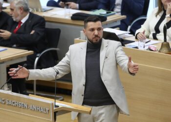 Landtag von Sachsen-Anhalt wählt AfD-Politiker Tobias Rausch zum Landtagspräsidenten: Erstmals seit 1945 ist ein Mitglied einer rechtsextremen Partei Präsident eines deutschen Landtags. Foto: IMAGO