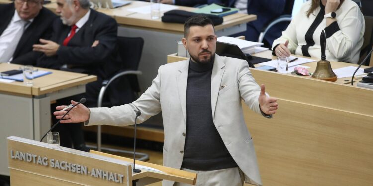 Landtag von Sachsen-Anhalt wählt AfD-Politiker Tobias Rausch zum Landtagspräsidenten: Erstmals seit 1945 ist ein Mitglied einer rechtsextremen Partei Präsident eines deutschen Landtags. Foto: IMAGO