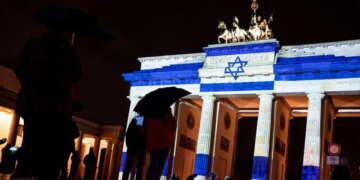 Gedenkveranstaltung zum 7. Oktober in Berlin: Brandenburger Tor mit der israelischen Flagge angestrahlt
