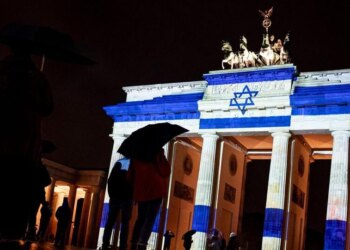 Gedenkveranstaltung zum 7. Oktober in Berlin: Brandenburger Tor mit der israelischen Flagge angestrahlt
