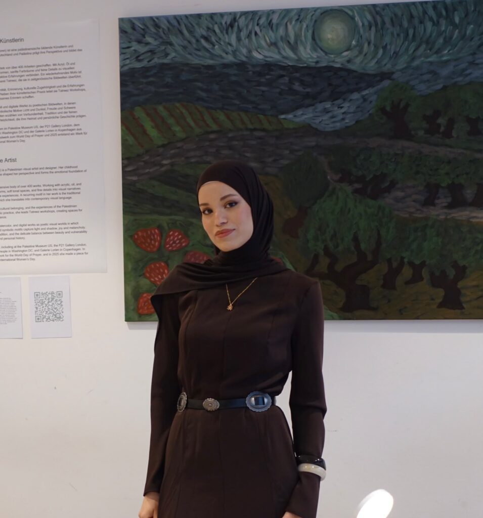 Frau mit Kopftuch steht vor einem Landschaftsgemälde in einer Ausstellung