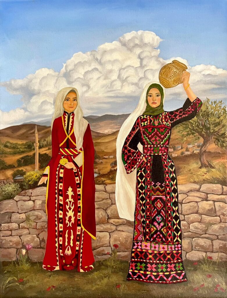 Gemälde zweier Frauen in traditionellen bestickten Gewändern vor einer Steinmauer, im Hintergrund Hügel und ein Olivenbaum