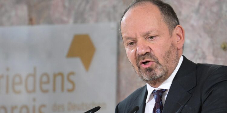 Der britisch-französische Völkerrechtler Philippe Sands nutzte seine Dankesrede für den Friedenspreis des Deutschen Buchhandels für eine Abrechnung mit Deutschlands Schweigen zu Israels Verbrechen an Palästinensern