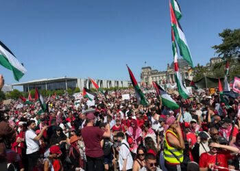 Großdemonstration mit Palästina-Flaggen vor dem Reichstagsgebäude in Berlin