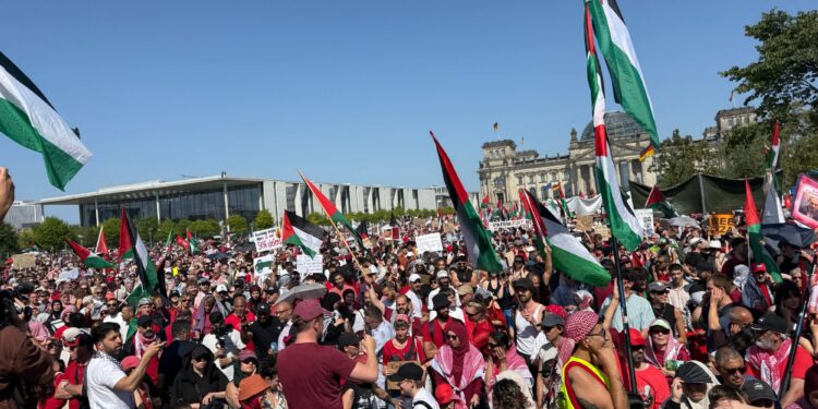 Großdemonstration mit Palästina-Flaggen vor dem Reichstagsgebäude in Berlin