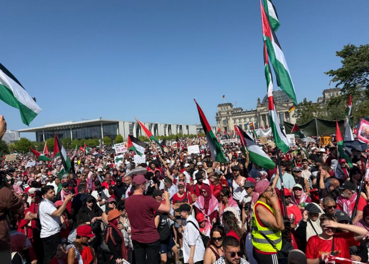 Großdemonstration mit Palästina-Flaggen vor dem Reichstagsgebäude in Berlin